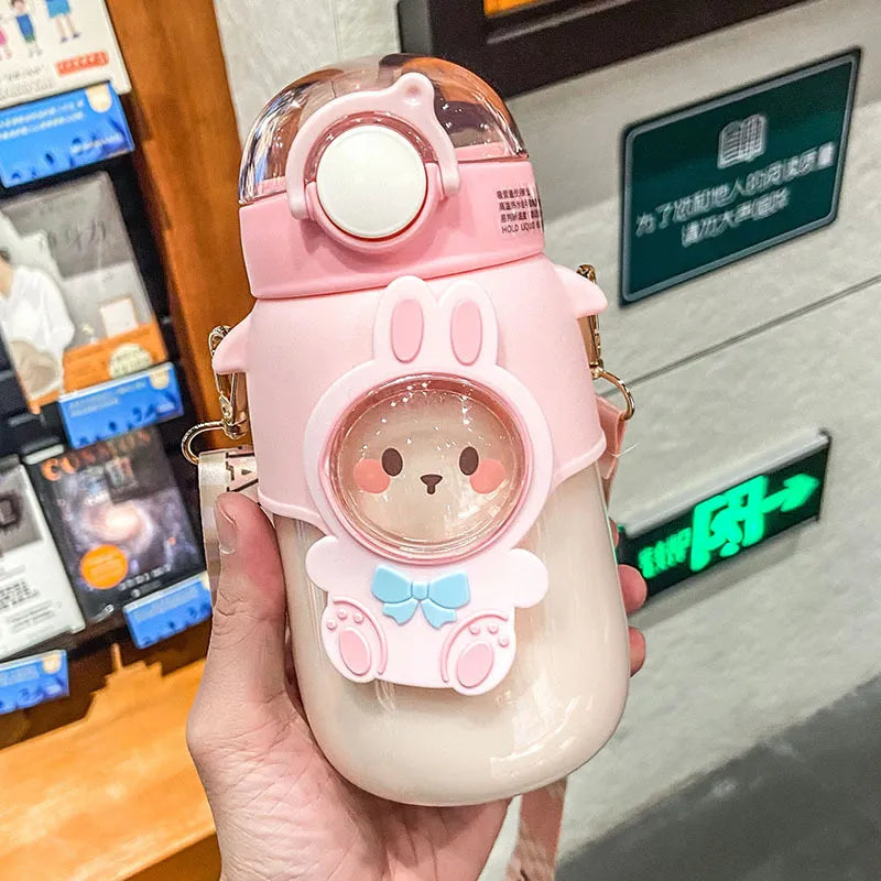 BearSip Bottle™ – キッズ用カワイイくまボトル（ストラップ付き）