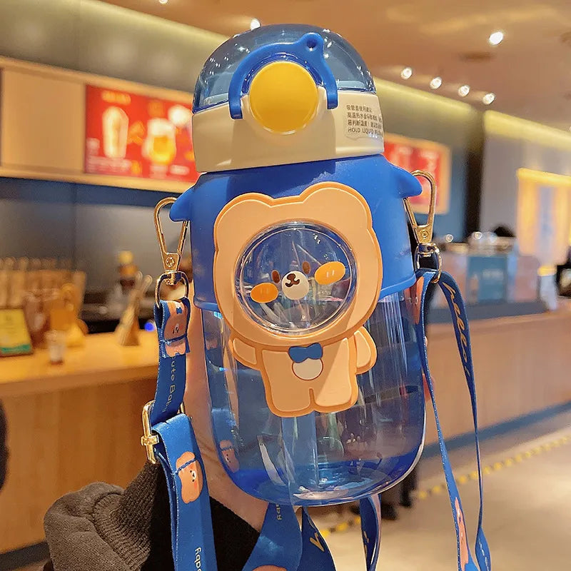 BearSip Bottle™ – キッズ用カワイイくまボトル（ストラップ付き）